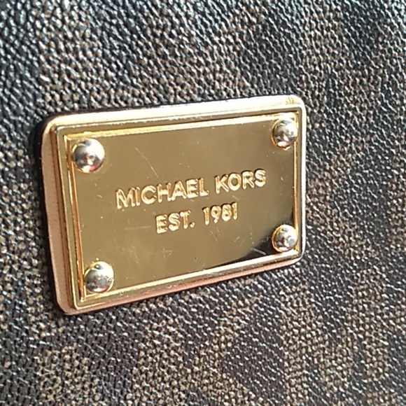 Michael kors wristlet - Picture 2 of 5